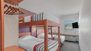 Habitación con literas, televisión, ventana con vistas y calentador.