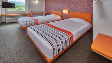 Quarto de hotel com duas camas, uma televisão, uma janela com vista e parede com padrão.