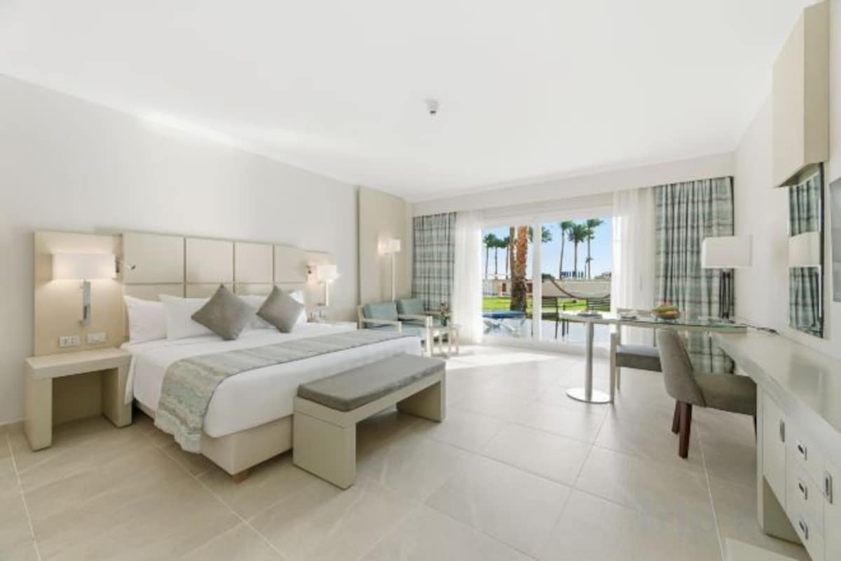 Egyptian cotton sheets, premium bedding, minibar, in-room safe