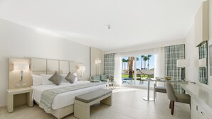 Een moderne hotelkamer met een groot bed, nachtkastjes, een bureau en uitzicht op de omgeving.