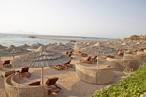 Plage privée, cabines gratuites, chaises longues, parasols