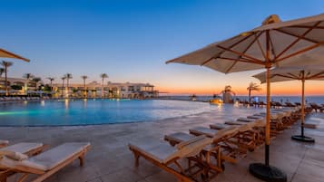 5 outdoor pools, free cabanas, pool umbrellas