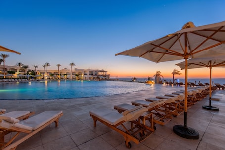 5 outdoor pools, free cabanas, pool umbrellas
