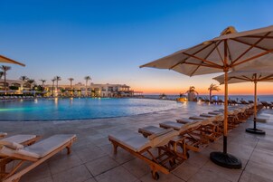 5 outdoor pools, free pool cabanas, pool umbrellas