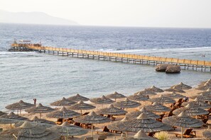 Plage privée, cabines gratuites, chaises longues, parasols