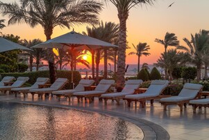 5 outdoor pools, free cabanas, pool umbrellas