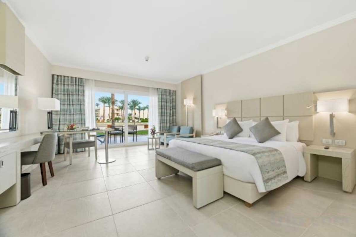 Egyptian cotton sheets, premium bedding, minibar, in-room safe