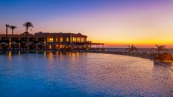 5 outdoor pools, free pool cabanas, pool umbrellas
