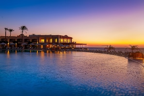 5 outdoor pools, free cabanas, pool umbrellas