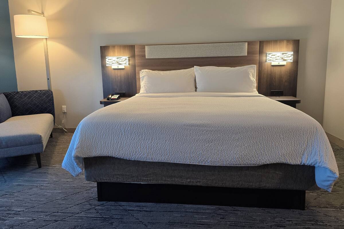 Bộ đồ giường cao cấp, chăn bông, nệm Tempur-Pedic 