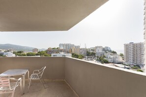 Blackout curtains, free WiFi