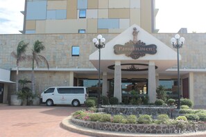 Property entrance - Pamulinawen Hotel (San Nicolas)