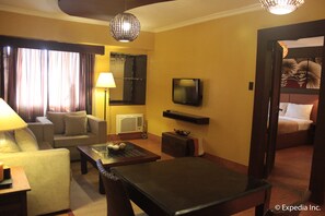 Executive suite | Living area | 24-inch flat-screen TV with cable channels, TV - Pamulinawen Hotel (San Nicolas)