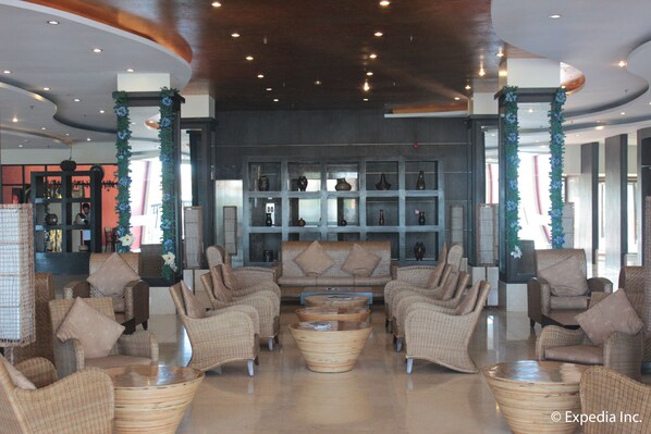 Lobby sitting area - Pamulinawen Hotel (San Nicolas)