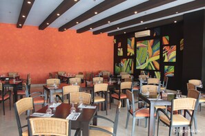 Breakfast, lunch, dinner and brunch served - Pamulinawen Hotel (San Nicolas)