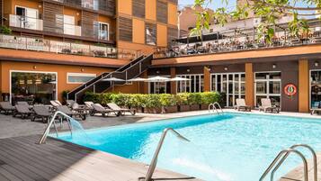 Outdoor pool, pool loungers