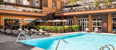 Utomhuspool och solstolar