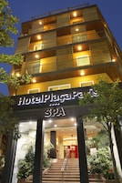 Overnatningsstedets facade – aften/nat