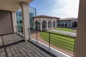 Suite, 1 King Bed, Hot Tub | Terrace/patio