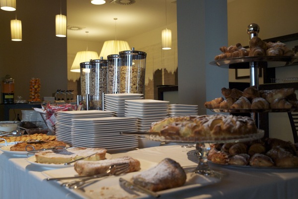 TĂ€gliches inbegriffenes FrĂŒhstĂŒcksbuffet