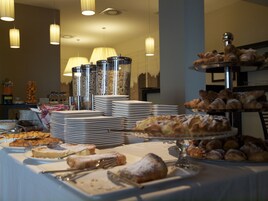 Café da manhã com buffet grátis todos os dias
