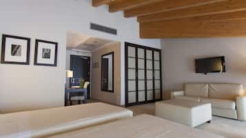 Chambre Familiale, 2 lits doubles | Couette en duvet d'oie, minibar, coffres-forts dans les chambres, bureau