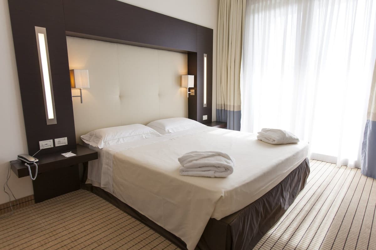 suite, 1 king bed, hot tub | 1 bedroom, down duvets, minibar, in-room safe