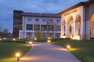 Breakfast and dinner served