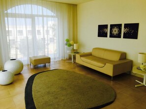 Deluxe Double Room | Living room