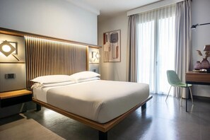 Dobbeltrom – business | Minibar, safe på rommet, skrivebord og blendingsgardiner