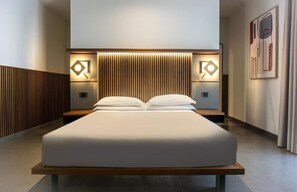Kamar Double Bisnis | Minibar, brankas, meja kerja, dan tirai kedap cahaya
