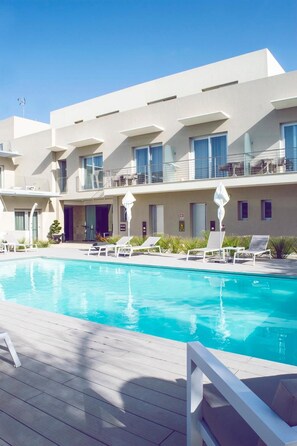 Utendørsbasseng og solsenger