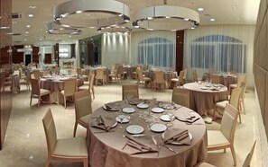 Frokost, lunsj og middag serveres, utsikt mot hagen