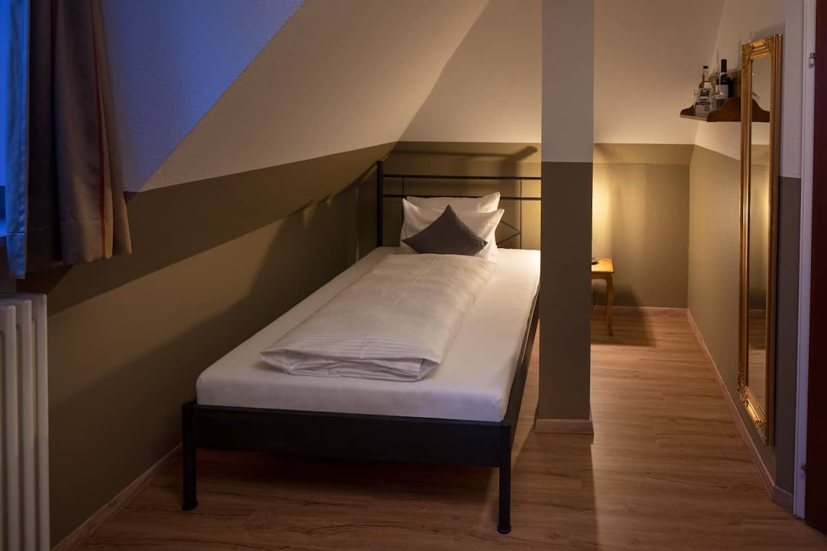 standard single room | 1 bedroom, hypo-allergenic bedding, desk, free cots/infant beds