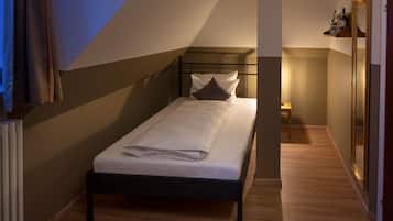 Standard Single Room | Hypo-allergenic bedding, desk, free cribs/infant beds, rollaway beds