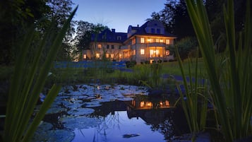 Overnatningsstedets facade – aften/nat