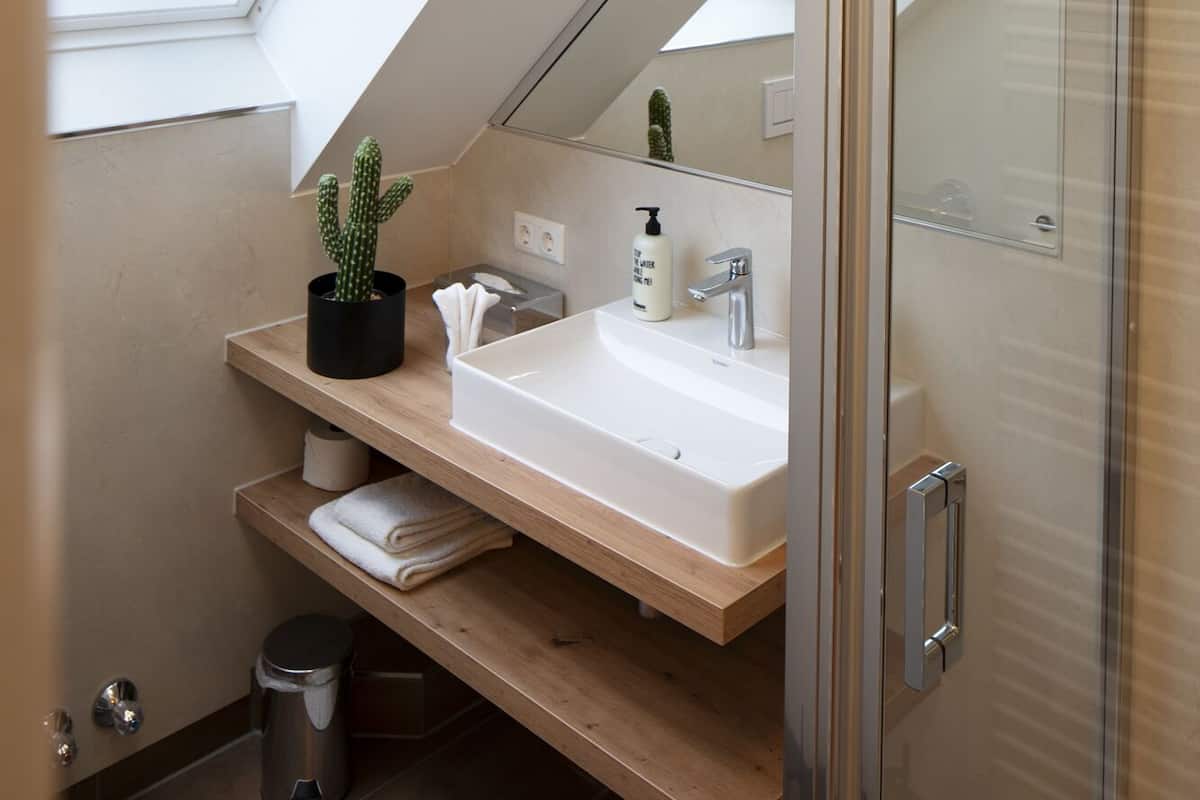 standard single room | bathroom | free toiletries, hair dryer, towels