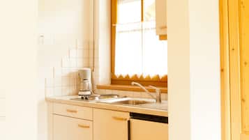 Estudio Deluxe, 1 cama matrimonial | Cocineta privada | Refrigerador con congelador, microondas y parrilla de estufa