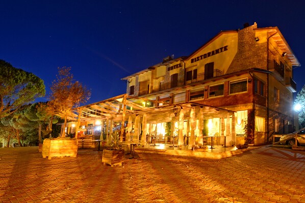 Vista frontal de la propiedad