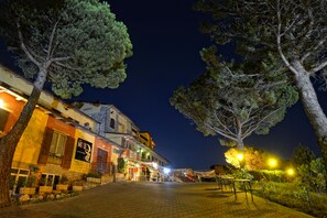 Vista frontal de la propiedad por la tarde o noche