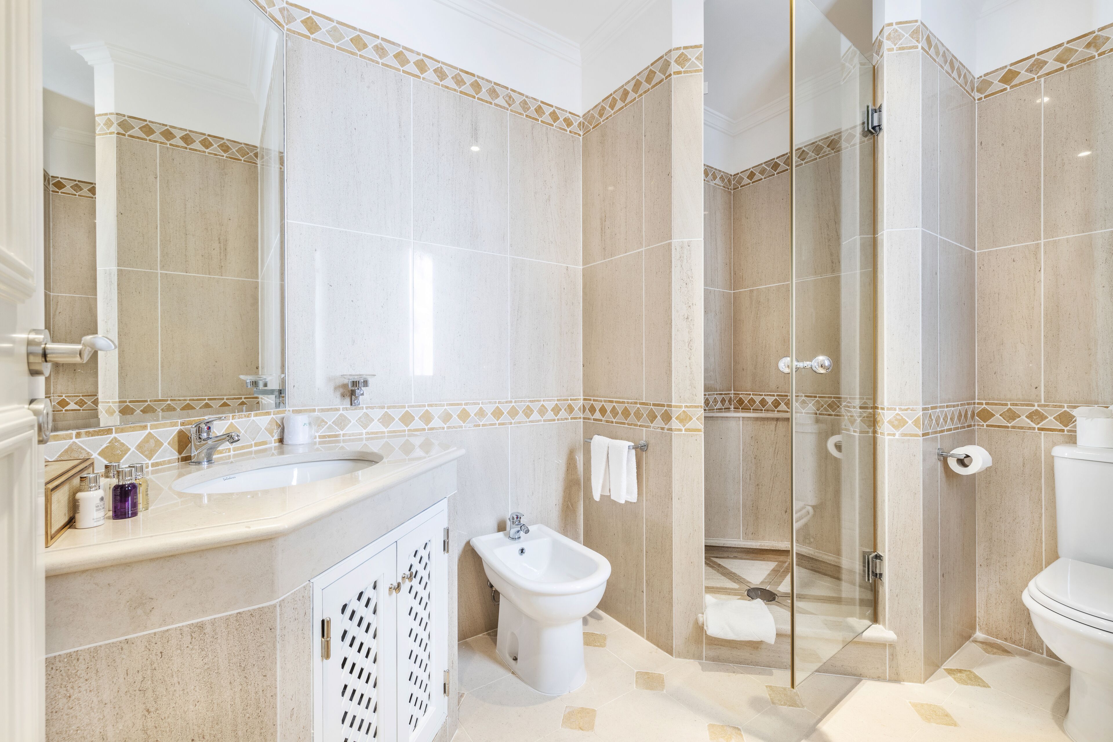 combined shower/bathtub, free toiletries, hair dryer, bathrobes