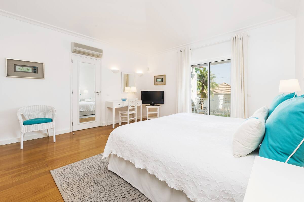 2 bedrooms, in-room safe, individually decorated, individually furnished