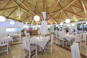 Lounas ja illallinen; Välimeren keittiö, näkymät uima-altaalle