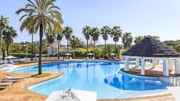 Piscine extérieure, parasols de plage, chaises longues