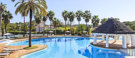 Piscine extérieure, parasols de plage, chaises longues