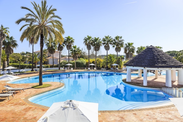 Piscine extérieure, parasols de plage, chaises longues