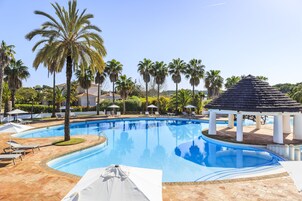 Piscina externa, funciona das 10h às 19h, guarda-sóis, espreguiçadeiras