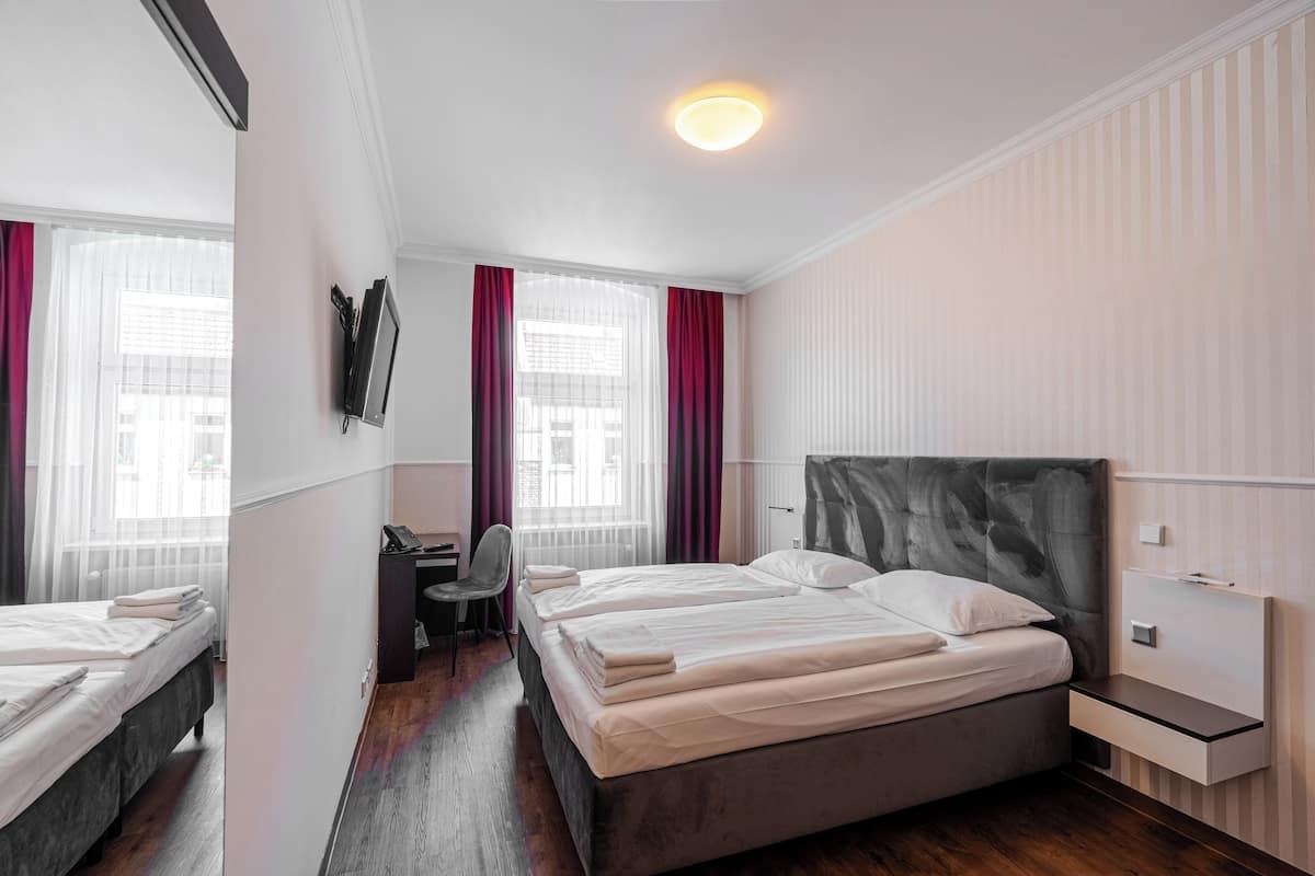Standaard tweepersoonskamer | Pillowtop-bedden, een kluis op de kamer, individueel gemeubileerd