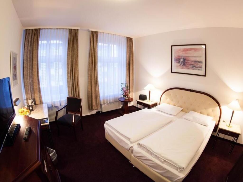 Camas com colchões pillow-top, cofres nos quartos