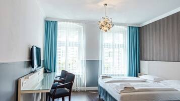 Comfort-Dreibettzimmer | Pillowtop-Betten, Zimmersafe, individuell eingerichtet, Schreibtisch